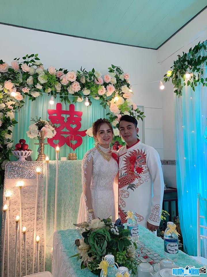  Picture of Hoang Lam and his wife at the wedding ceremony