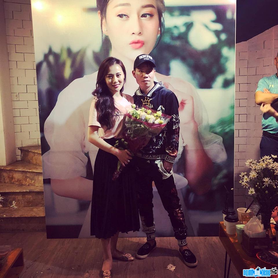  Image of Van Binh took a photo with actor Phuong Oanh