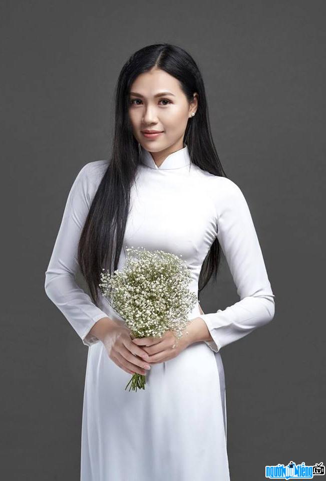 Chu Trang xinh đẹp dịu dàng trong tà áo dài