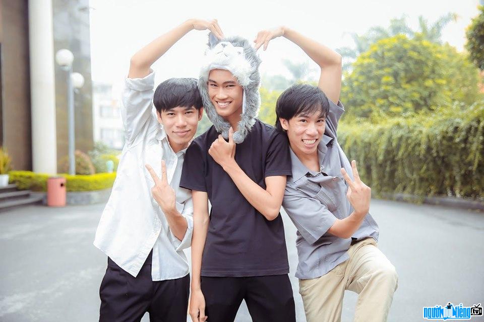 Hình ảnh Văn Tân (ở giữa) cùng 2 anh Trung Anh và Việt Anh