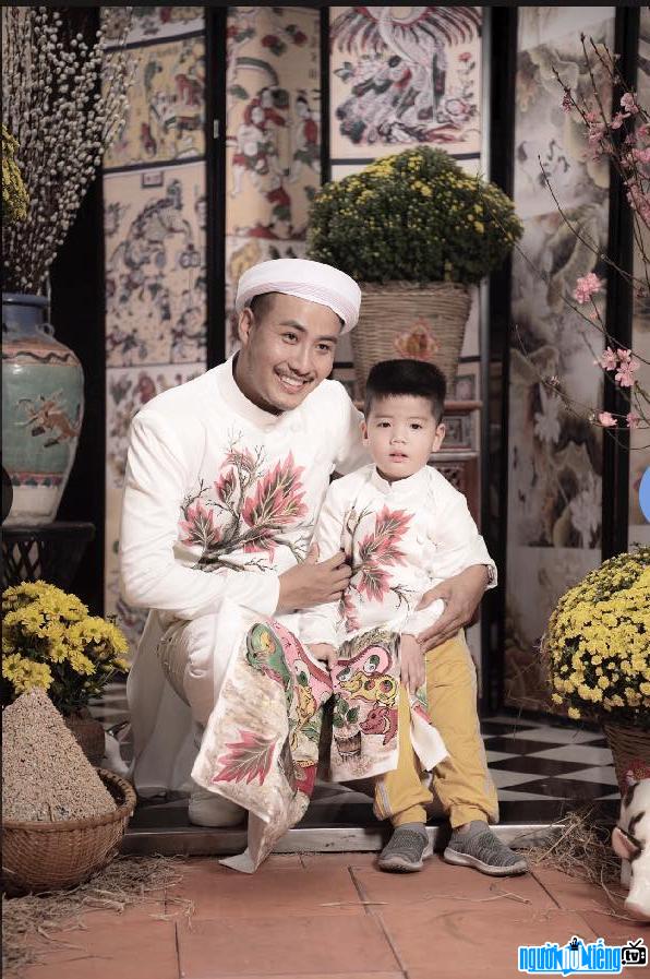  designer Bao Bao smiling with his son