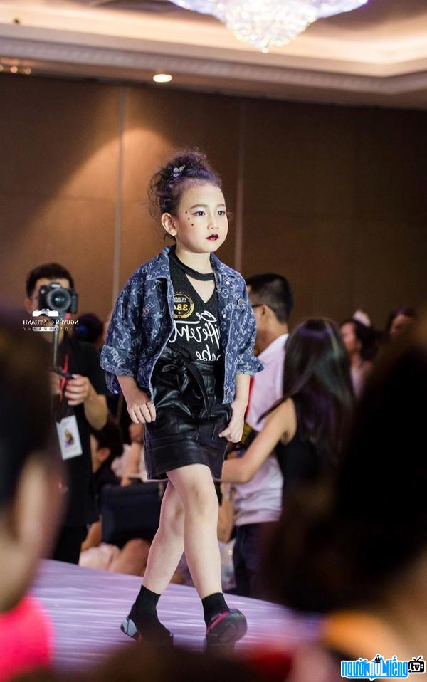 Người mẫu nhí Lee Sumi được nhiều tín đồ thời trang khen ngợi về thần thái và khả năng catwalk