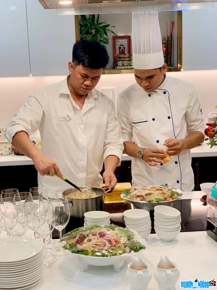  Image of Chef Nguyen Quoc Nghi guiding students