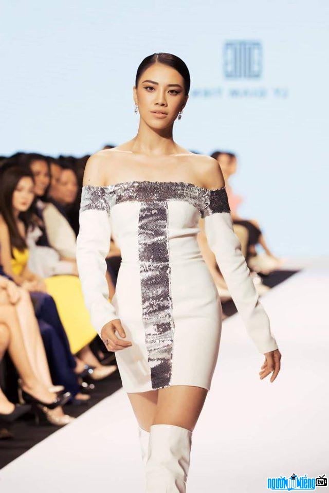  confident Nguyen Huynh Kim Duyen on the catwalk