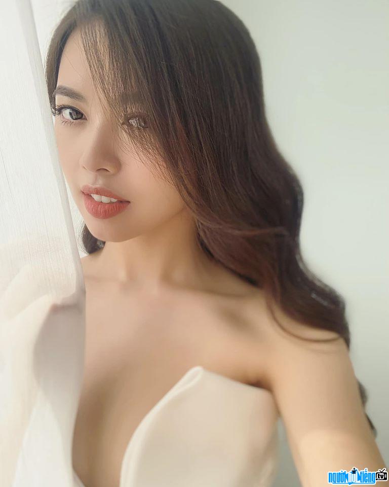  Sexy photo of beautiful Bui Hang with a deep-chested dress