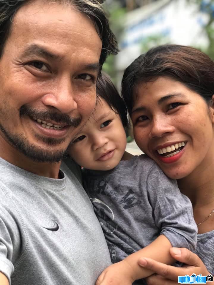 A picture of actor Thach Kim Long happy with his wife and children