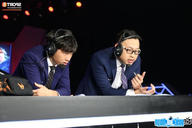  Tung Hoa Mi (left) is commenting on the match