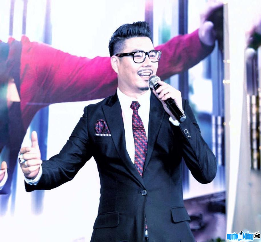  Singer Quoc Quoc burns with all his might on stage