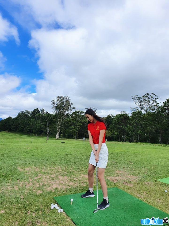 Hình ảnh người đẹp Đào Hà đang chơi golf