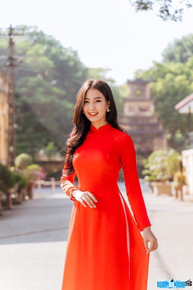  beautiful and gentle Nam Phuong in red ao dai
