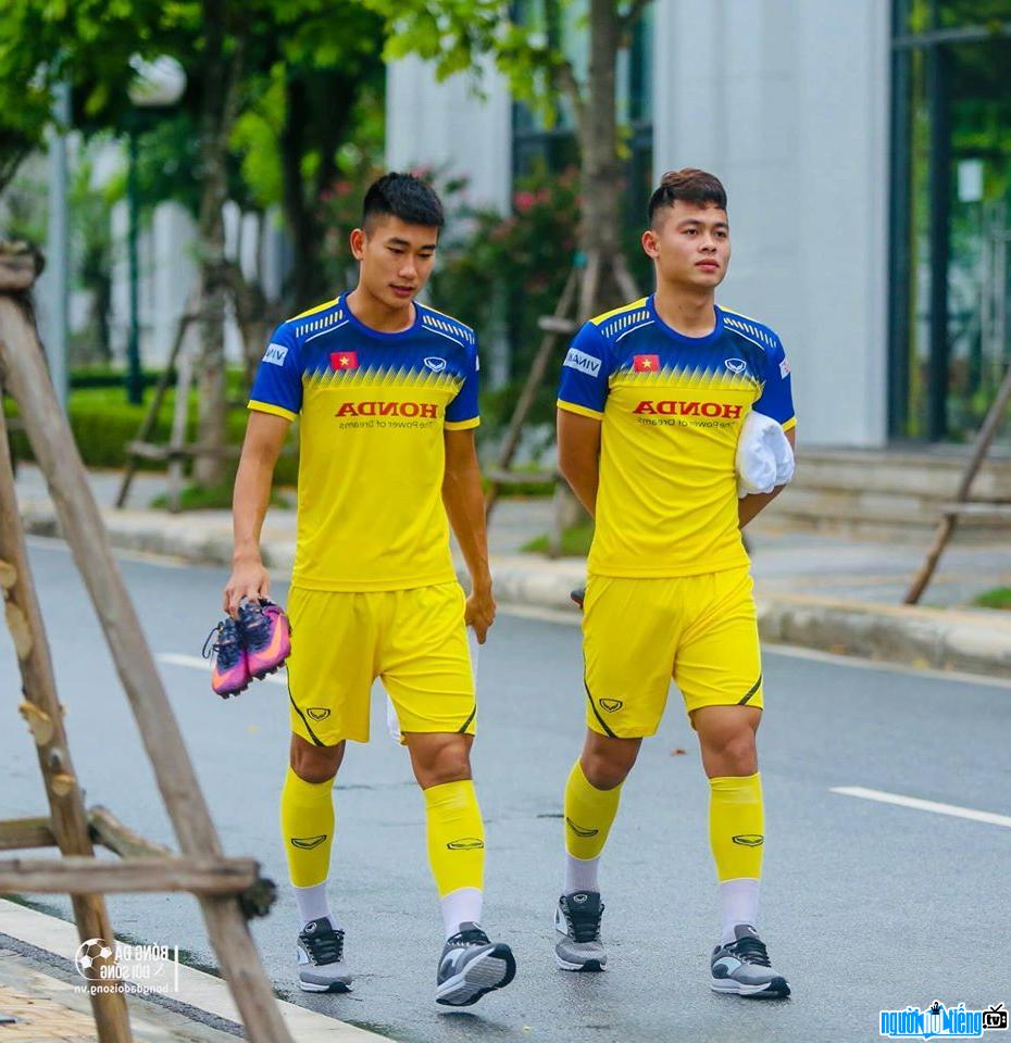 Nham Manh Dung and his teammates participating in training