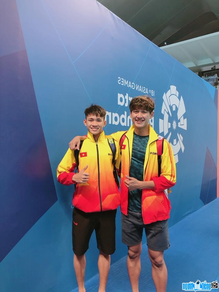  Pham Thanh Bao taking pictures with swimmer Quy Phuoc