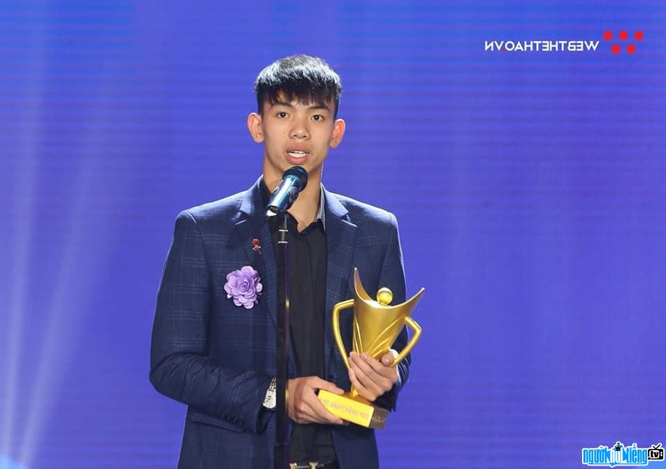  athlete Huy Hoang honored to receive gold cup