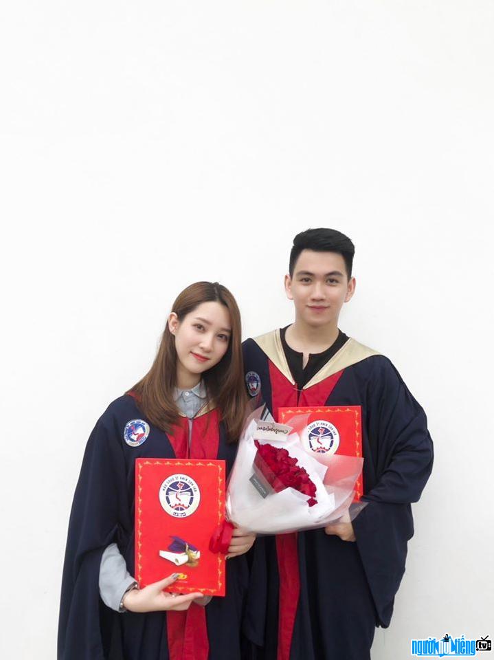 Hình ảnh hotface Hoàng Ngọc Lâm và bạn gái trong ngày tốt nghiệp