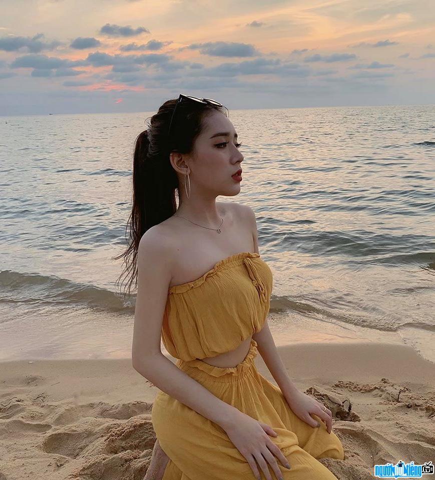  Picture of Miss Phan Ngoc Quy showing off her figure on the beach
