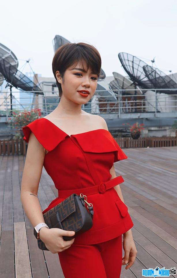 Hình ảnh MC Thái Trang khoe phong cách thời trang sành điệu