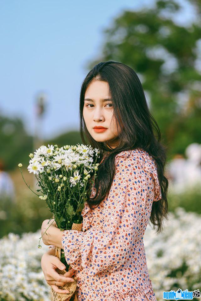  Beautiful image of Hoai Phan with daisies