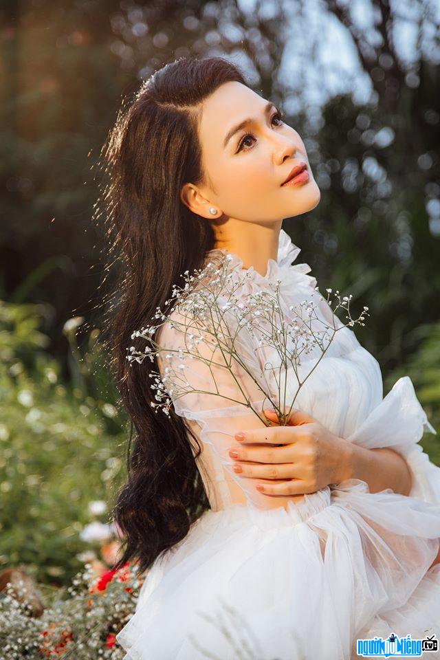  Singer Nhat Huyen reappears in the entertainment industry after 10 years of absence