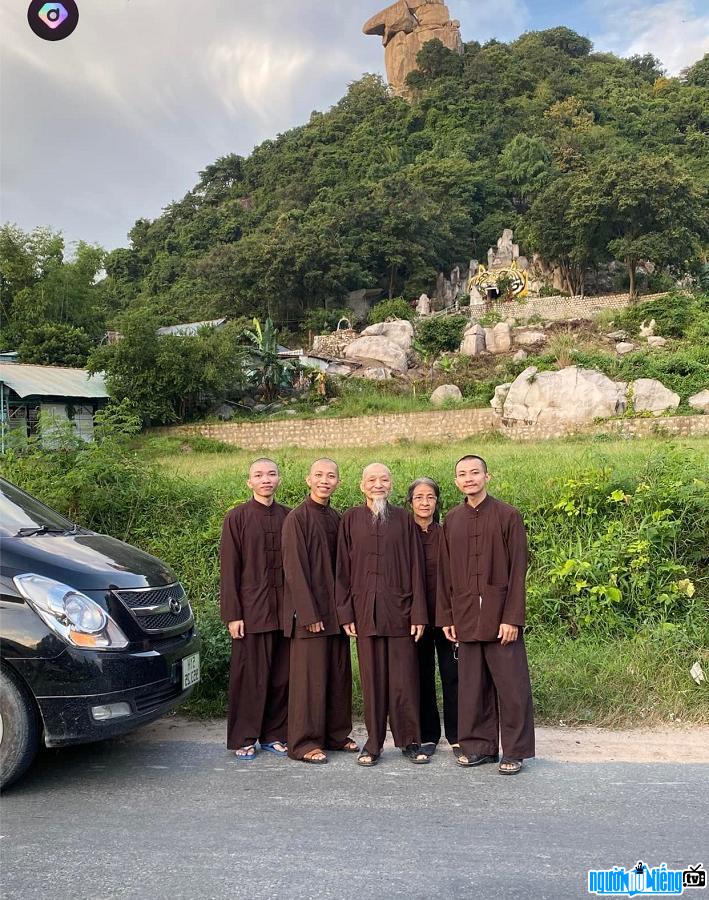  Master Hoan Nguyen and other monks at Tinh That Bong Lai