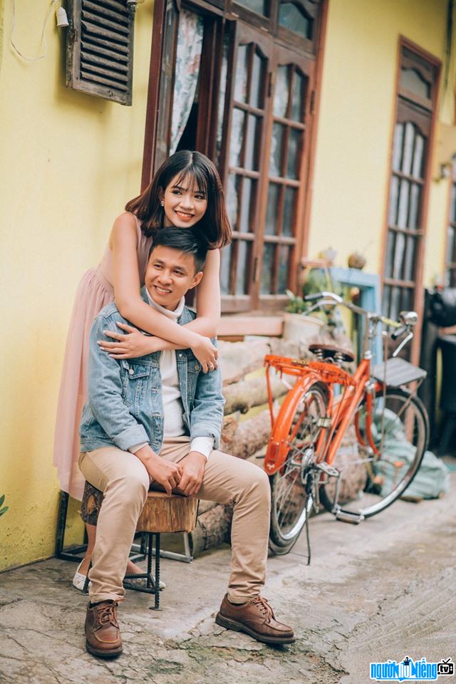  Duong Anh Vu happily with his wife