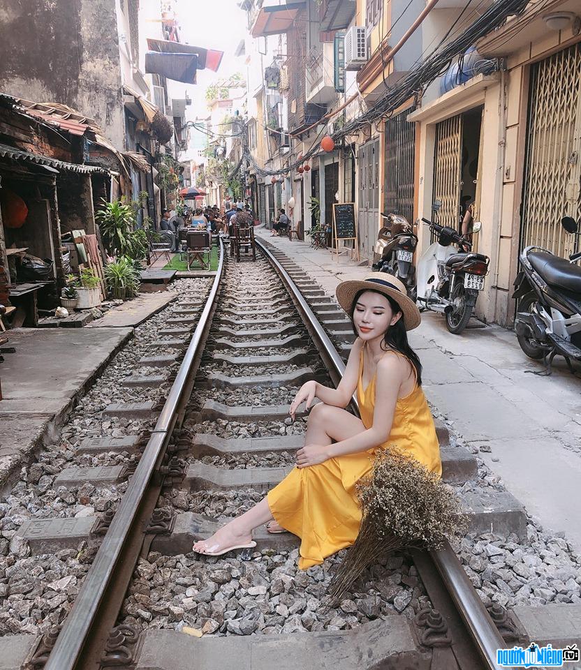  Cat Tan shows off her figure with bright colors