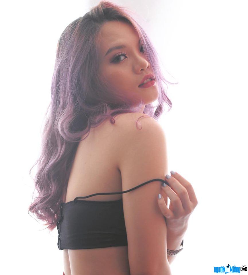 Thuy Linh showing off her sexy bare shoulders
