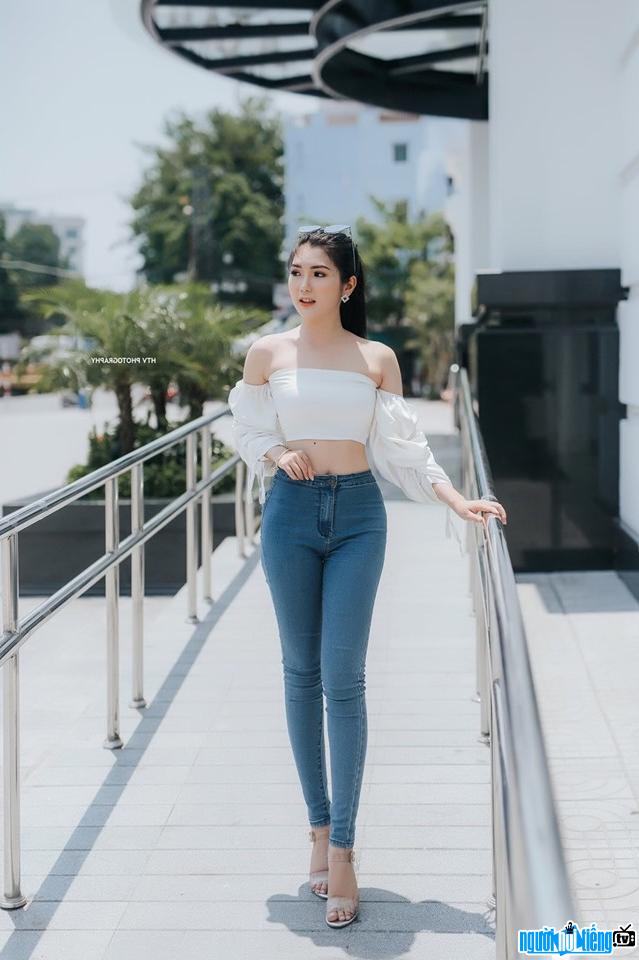  Ngoc Ai shows off her sexy bare shoulders