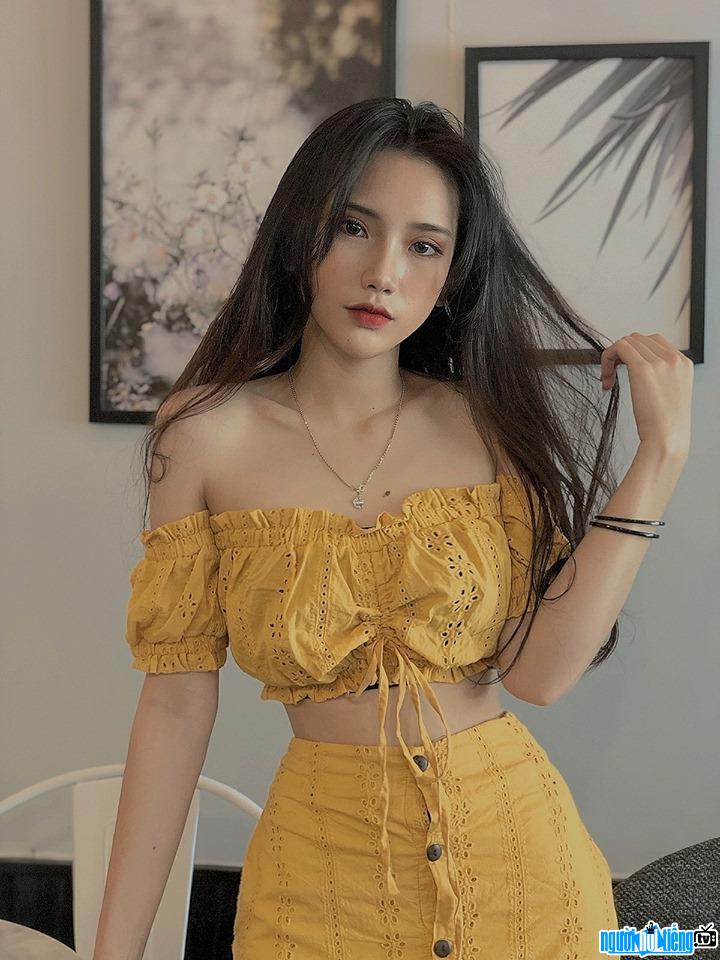 Kim Anh shows off her sexy bare shoulders