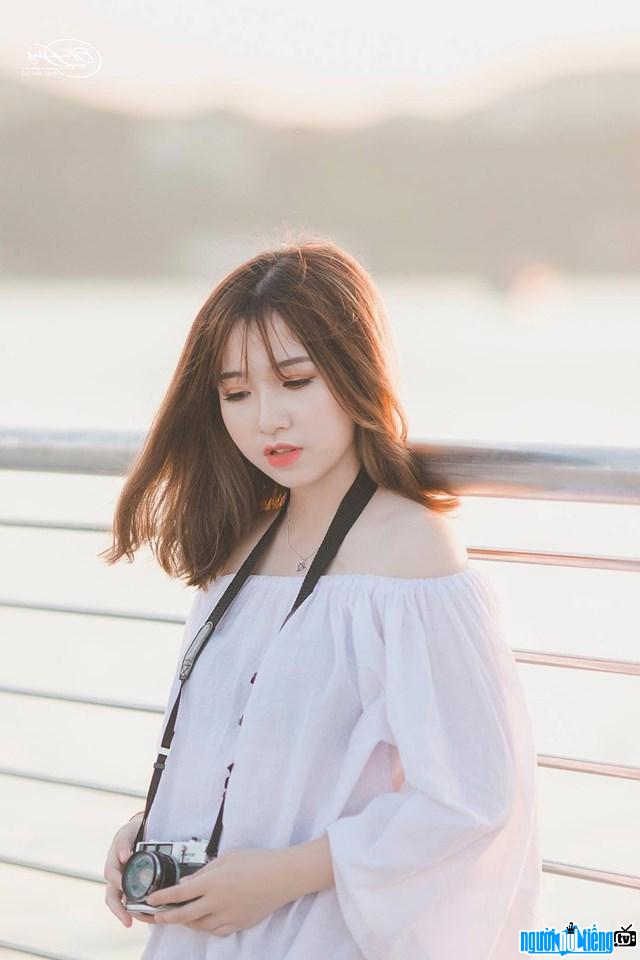  Beautiful Linh Tranh shows off her sexy bare shoulders