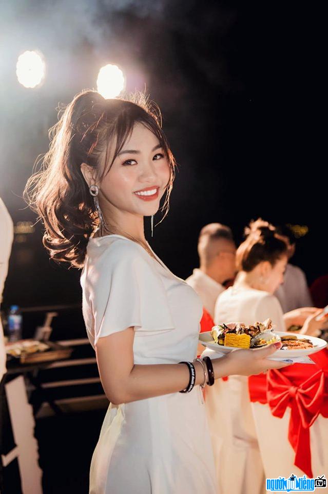 MC Quỳnh Trang xinh đẹp với nụ cười tươi trên môi