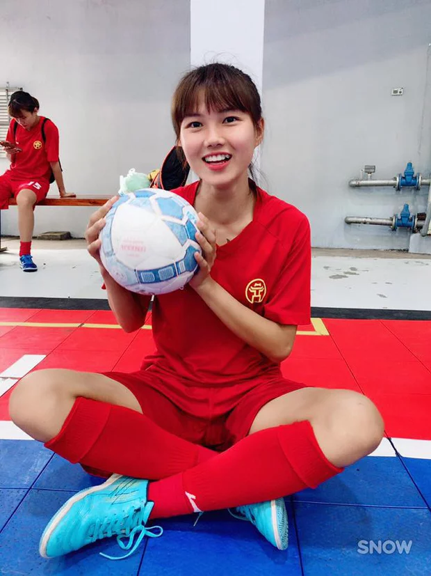  Beautiful image of Thanh Huyen on the side of the ball