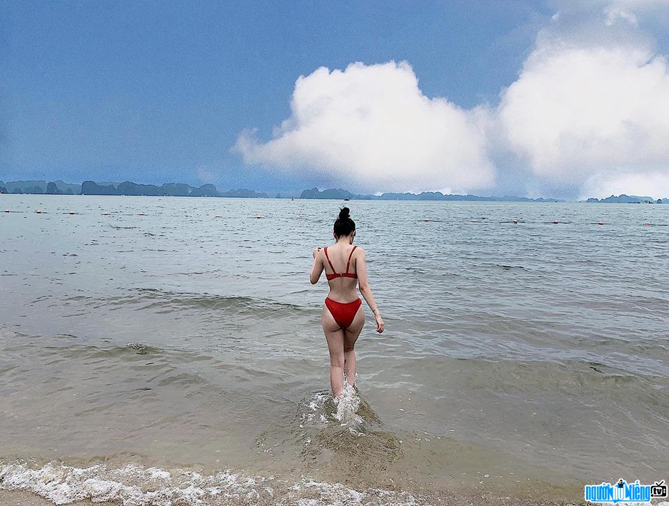 Phương Anh khoe dáng nóng bỏng với bikini