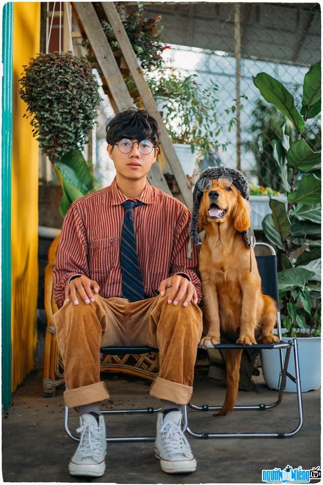 Thanh Binh is handsome and elegant with his dog