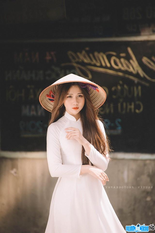  beautiful and gentle Le Thu in traditional ao dai