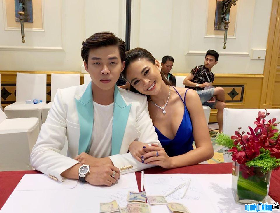  handsome Tran Dat appears with runner-up Mau Thanh Thuy