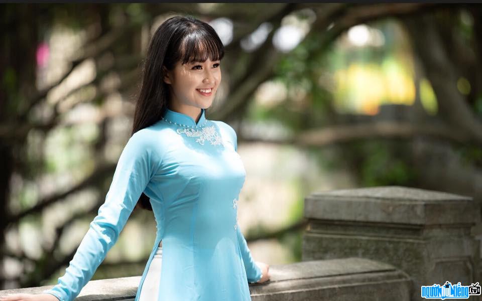 Hình ảnh hot girl Đào Hiền Thục Anh dịu dàng với áo dài truyền thống