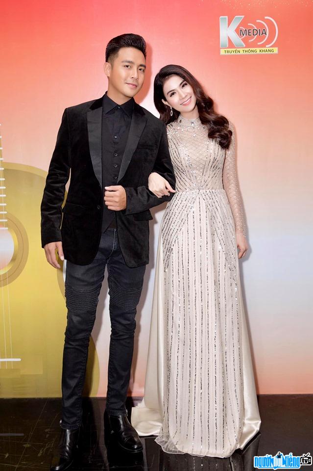  Thanh Duy is happy with his beautiful wife Kha Ly