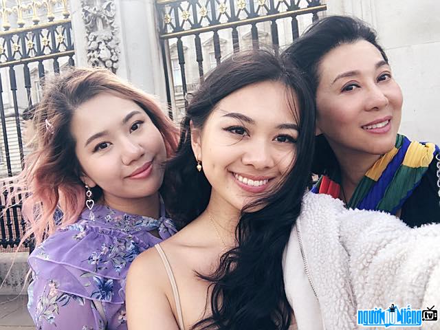 Yenli Nguyen xinh đẹp bên mẹ Kỳ Duyên và chị gái