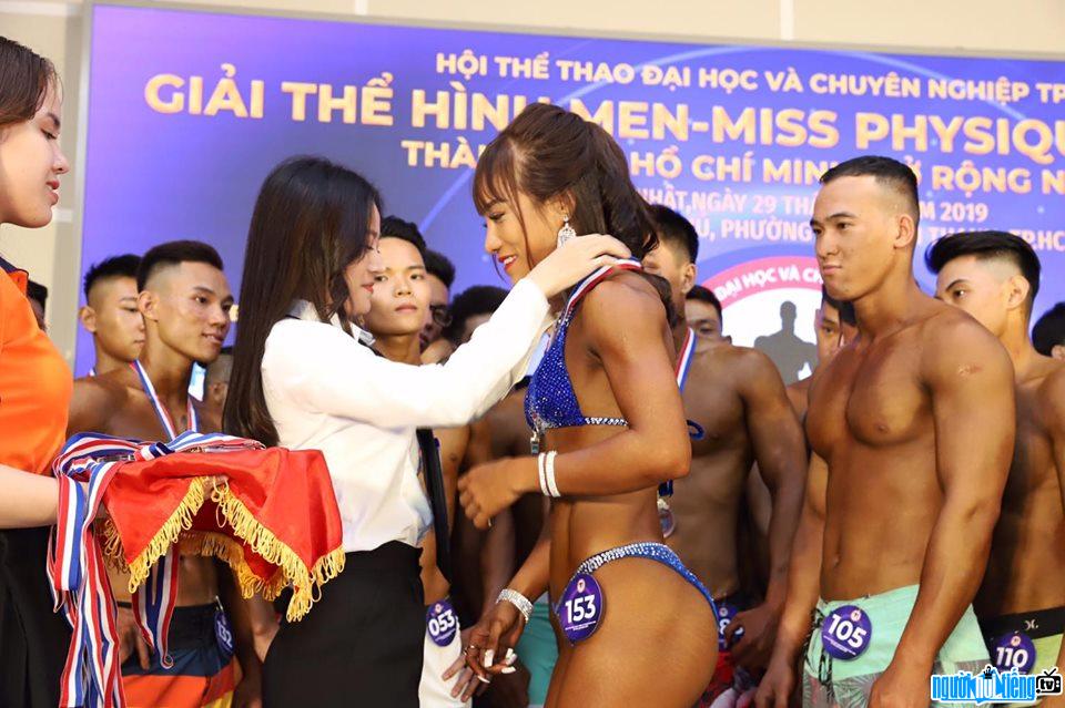  Xuan Quynh honored to win the first prize in the bodybuilding contest