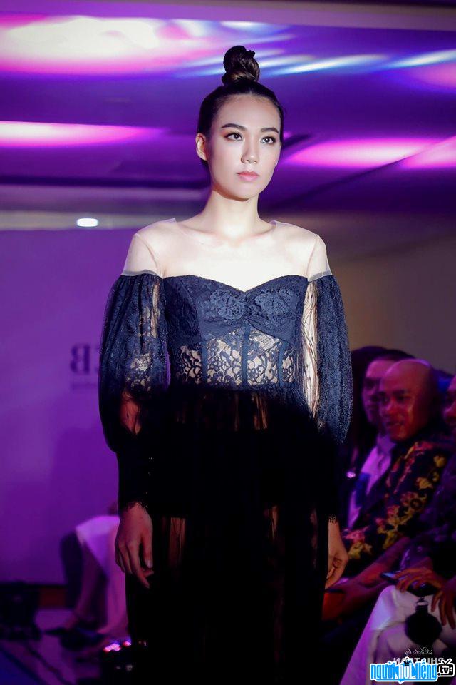  attractive and beautiful Ha Thu on the catwalk