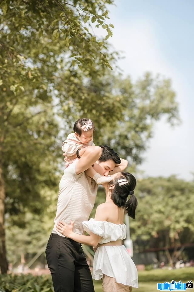 Bức ảnh người mẫu Lê Hải hạnh phúc bên vợ và con