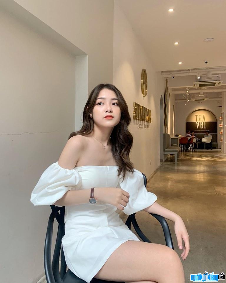  beautiful Nguyen Hien shows off her sexy bare shoulders