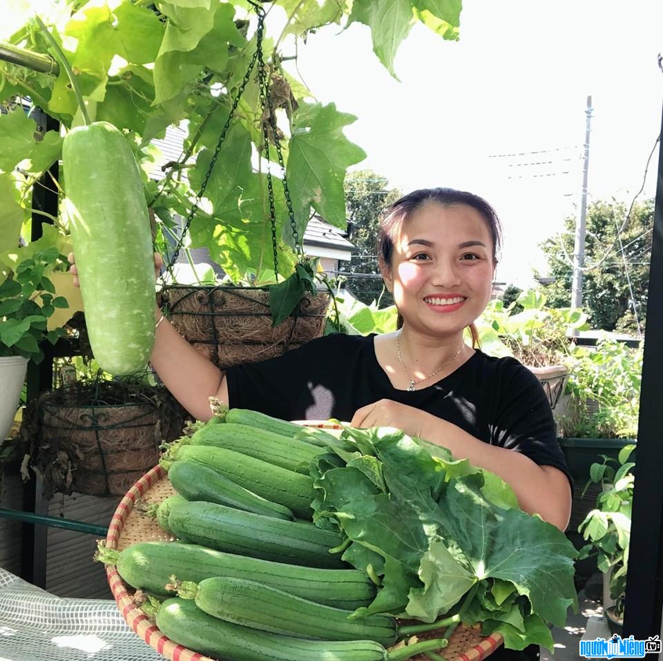  Quynh Tran with a basket of vegetables