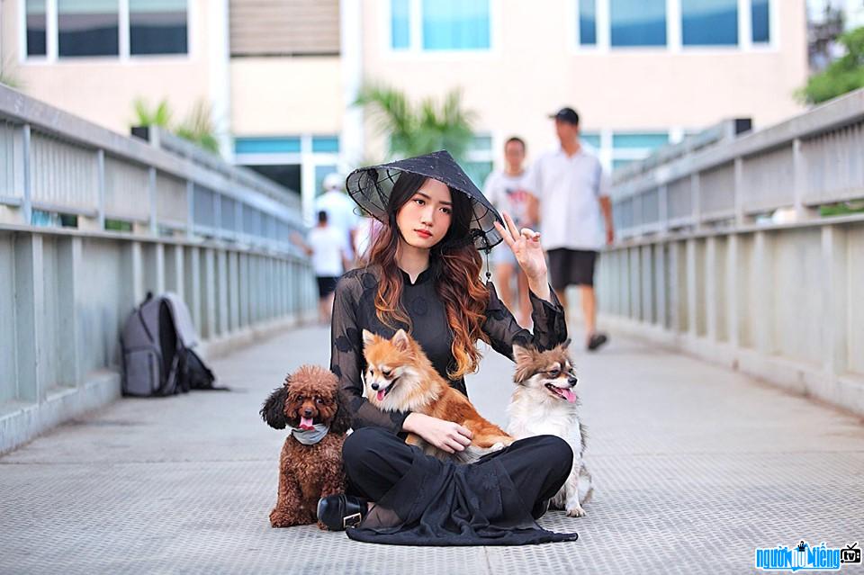  Beautiful image of Lan Nhi with her pet