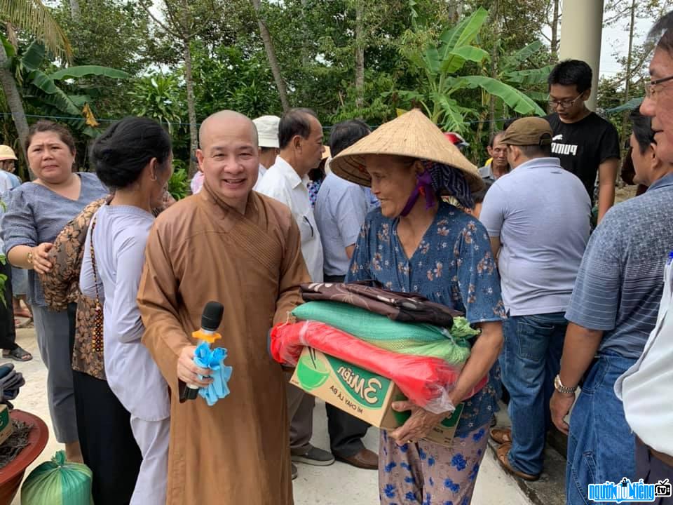Thich Tri Hue always doing his best in charity work