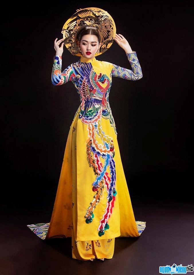 Hình ảnh á hậu Tường San với trang phục áo dài truyền thống