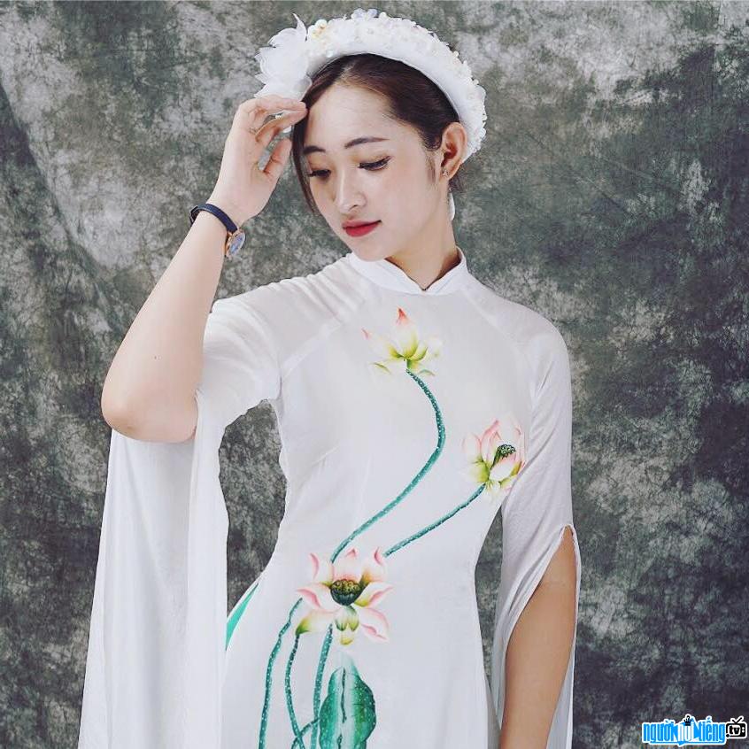 Linh Chi xinh đẹp dịu dàng với áo dài truyền thống