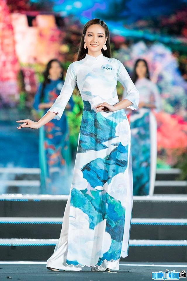  Picture of Lan Anh is beautiful with traditional long dress
