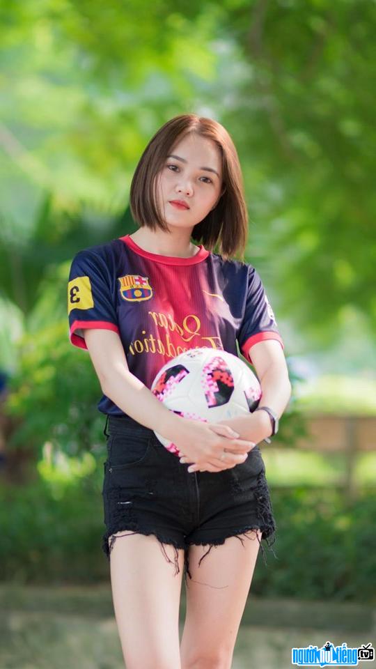  Image of beautiful Linh Linh with a round ball