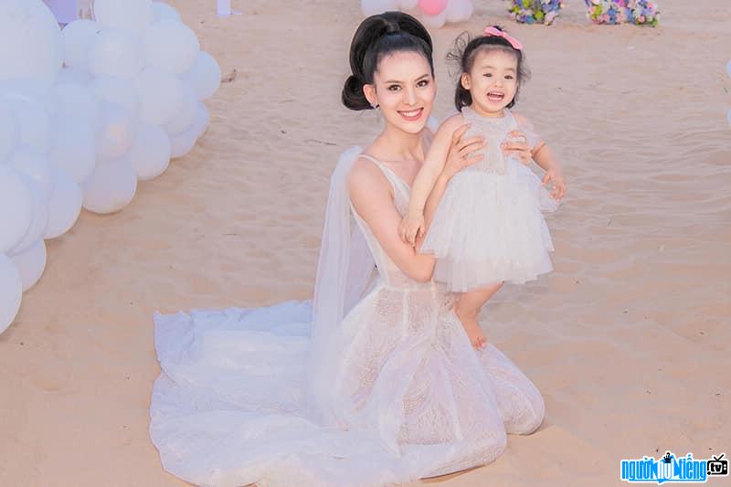  Photo of beautiful Sang Le and her first daughter